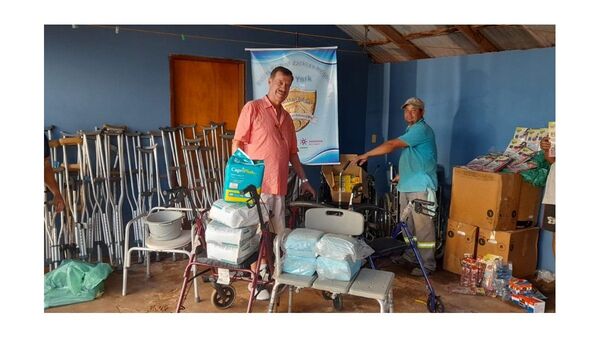 Llegó desde Estados Unidos para donar muletas, bastones, sillas y regalos para los peques