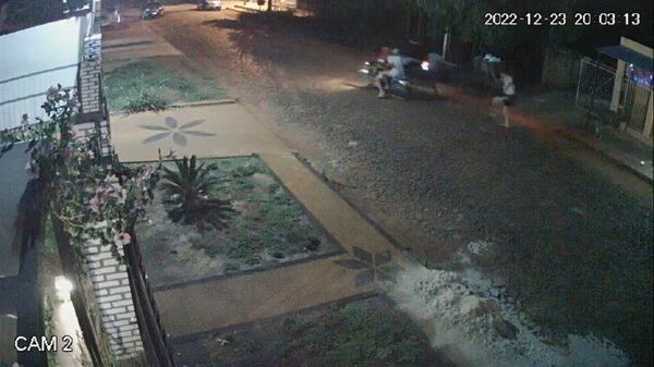 Diario HOY | Video: Asaltan a hombre sentado en vereda de su casa, se resistió y recibió balazos