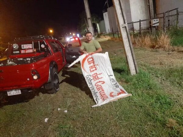 Agreden a dos jóvenes que querían limpiar Ybycuí retirando propaganda electoral - Política - ABC Color