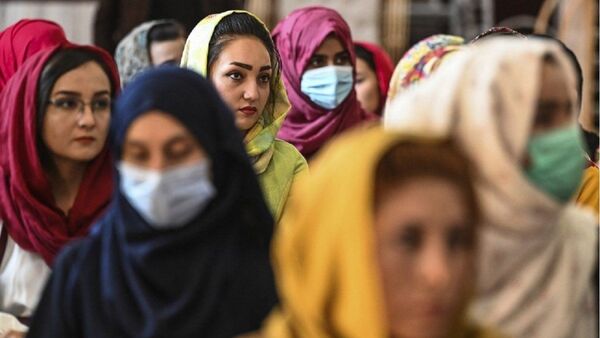 Talibanes ahora prohíben a las mujeres trabajar en oenegés
