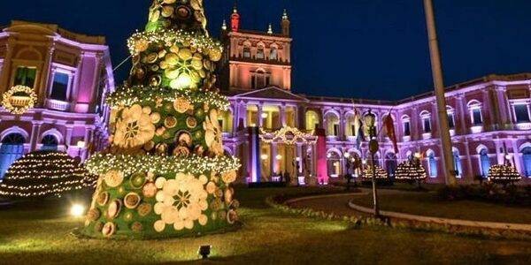 Diario HOY | Artesanía nacional embellece una vez más el árbol de Navidad del Palacio de López