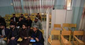 La Nación / Afganistán: talibanes prohíben a las mujeres en universidades y trabajo en oenegés