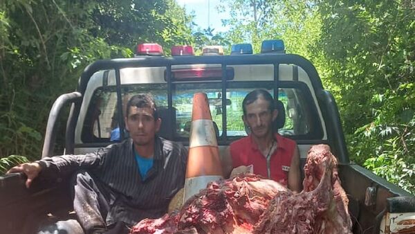 Con las manos en la carne, detienen a dos personas por abigeato