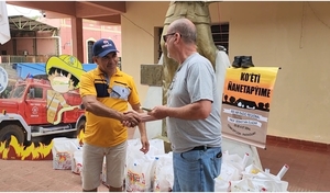 Comunicador entrega bolsos navideños a bomberos