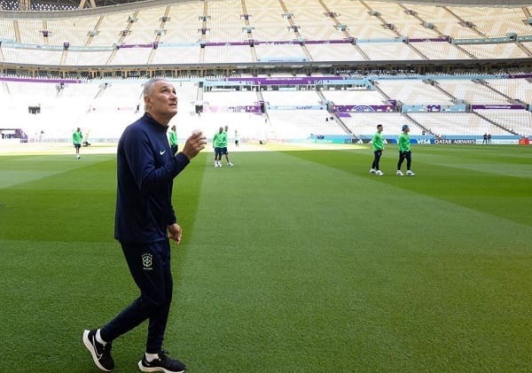 Tite sufre asalto y reclamo por eliminación