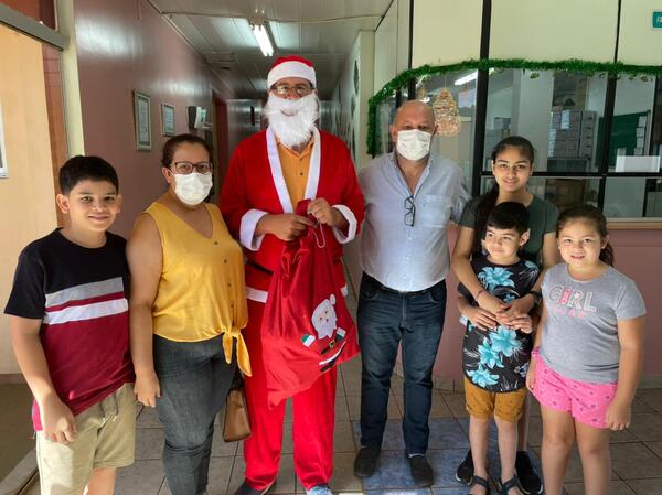 Diario HOY | Papá Noel visitó a niños internados