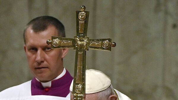 El papa denuncia en misa del Gallo una humanidad insaciable de poder y dinero