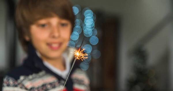 La Nación / Uso de pirotecnia en niños: la estrellita no es inofensiva, advierte oftalmólogo