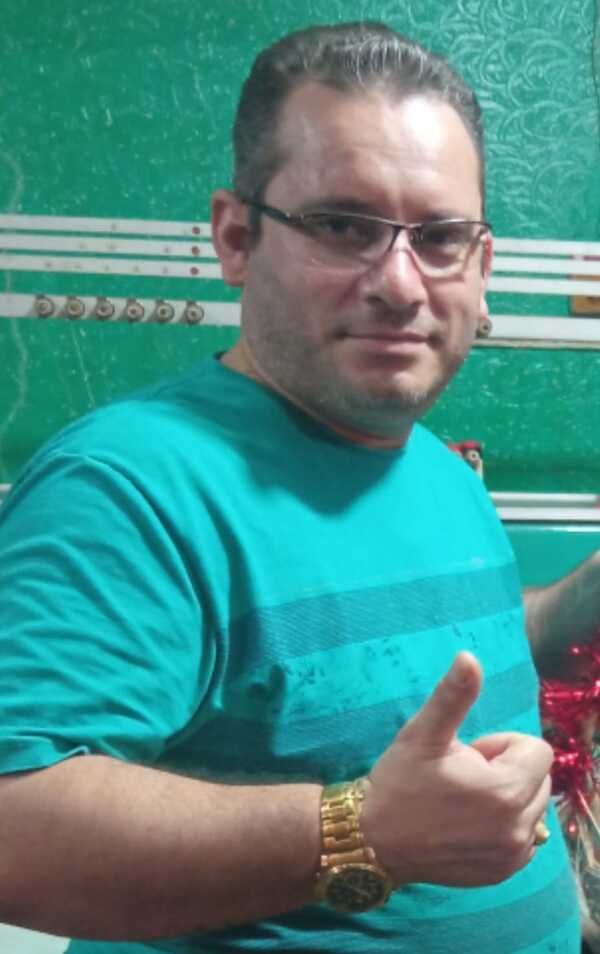 Hermes Gómez saluda a clientes y amigos de Bordados Virgen de Caacupé