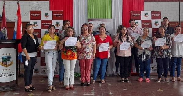 La Nación / Mujeres reciben reconocimiento