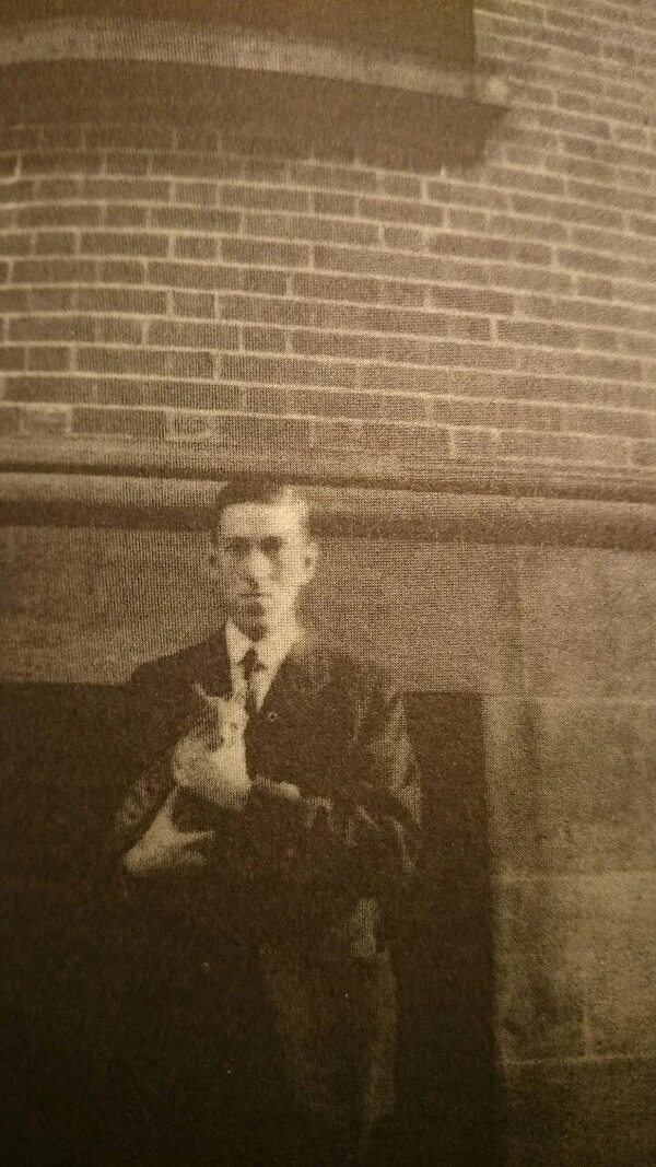 Lovecraft les desea Felina Navidad - Cultural - ABC Color