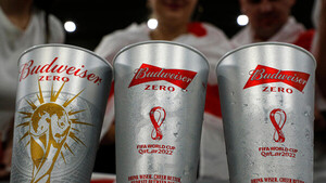 Diario HOY | Budweiser reparte en Argentina las cervezas que no pudo vender en el Mundial