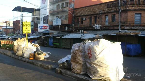 Basura mante quedó luego de compra masiva en el Mercado N° 4