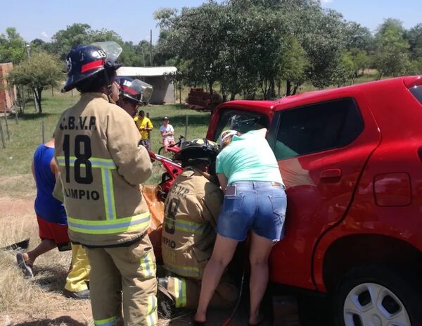Aparatoso accidente en Limpio dejó a una mujer atrapada en su vehículo - Nacionales - ABC Color