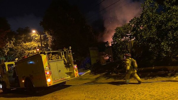 Se incendia vivienda y presumen que fue por luces navideñas