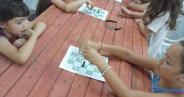 La Nación / Ajedrez para niños: docente busca mejorar la concentración y la escucha activa a través del juego