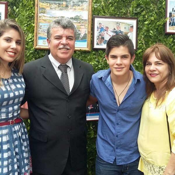Carlos Ortiz y Flia: Aunque se pierdan otras cosas a lo largo de los años, mantengamos la Navidad como algo brillante