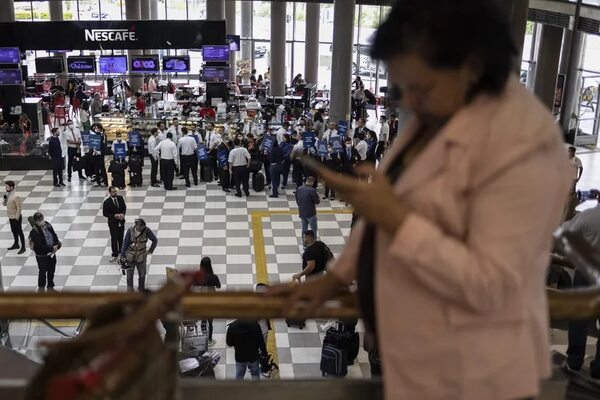 Los pilotos aprueban reajuste propuesto y ponen fin a su huelga en Brasil - Mundo - ABC Color