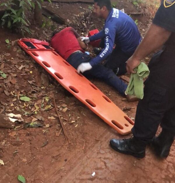 Motociclista termina con lesiones tras caída