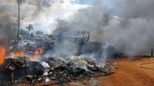 Reportan incendio de grandes proporciones en recicladora de Capiatá