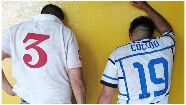 Detienen a dos personas por polución sonora y agresión a policías
