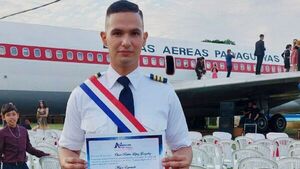 Óscar López, de agente del Grupo Lince y delivery a piloto aviador