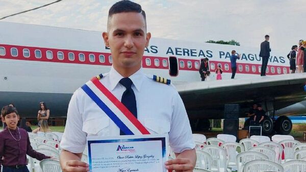 Óscar López, de agente del Grupo Lince y delivery a piloto aviador