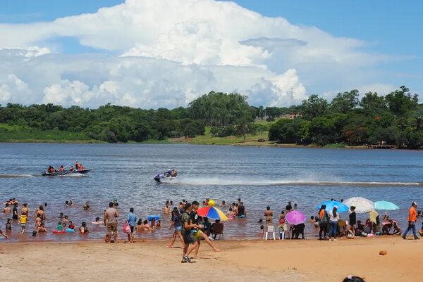 Playa de costanera en CDE: feriado navideño atrajo masivamente a veraneantes - ABC en el Este - ABC Color
