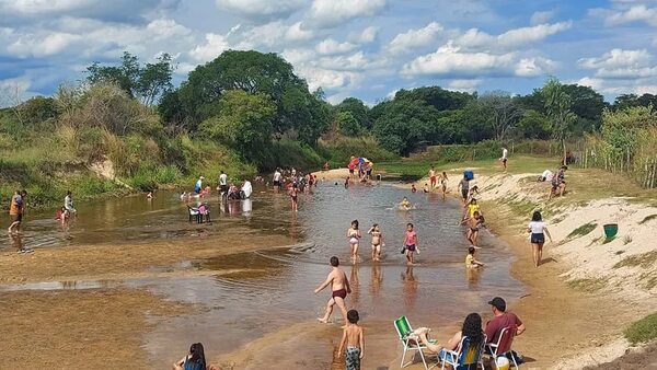 Miles de personas buscan aplacar el calor en una quinta y balneario - Nacionales - ABC Color