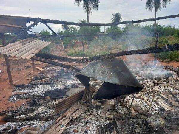 Precarias viviendas fueron consumidas en un presunto incendio intencional en Itakyry - ABC en el Este - ABC Color