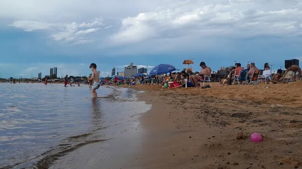 Las playas de Encarnación vuelven a recibir a muchos veraneantes en Navidad - Nacionales - ABC Color
