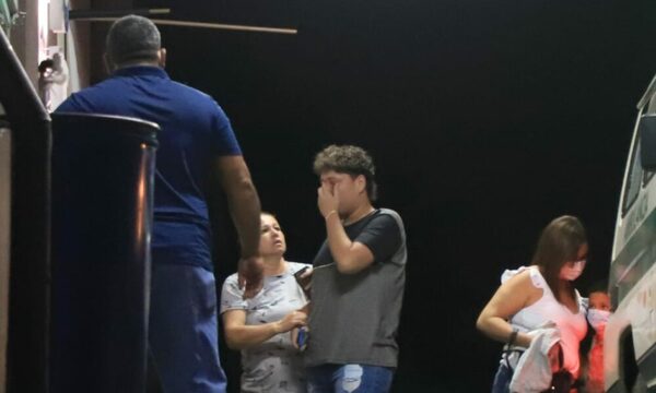 ¿Mba’e la oikova? En festejo navideño dos jóvenes se trenzaron a golpes