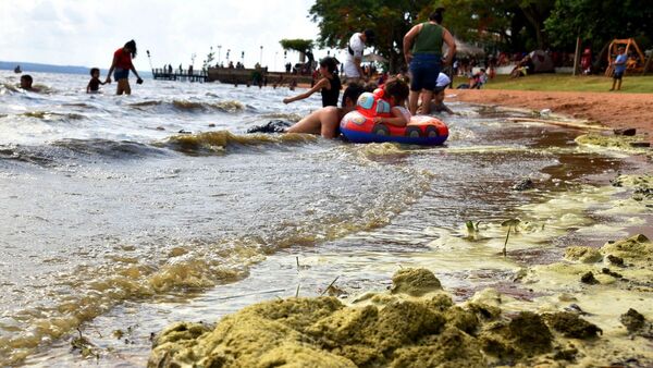 Bañistas aplacan el calor y la resaca en aguas tóxicas