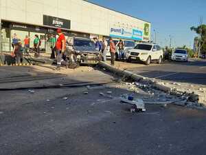 Conductora borracha embistió a una mujer y derribó columna sobre la Ruta PY01 en Encarnación