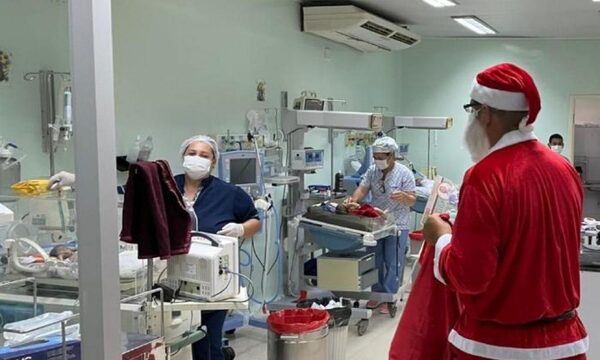Papá Noel visitó a pacientes del Hospital Los Ángeles