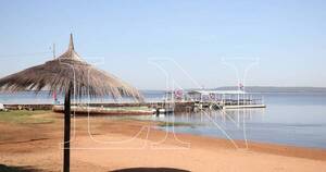 La Nación / Bañarse en el lago Ypacaraí “es como bañarse en el inodoro” por restos cloacales