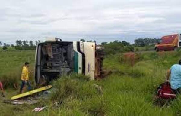 Bus de turismo con 42 personas a bordo vuelca, pedrojuaninos entre accidentados