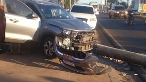 Conductora ebria se llevó por delante una columna e hirió a doña