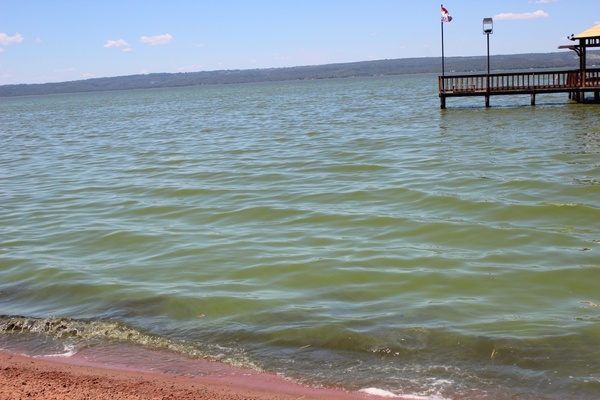 Restos cloacales en el lago Ypacaraí son muy altos, dicen: "Es como bañarse en el inodoro" - ADN Digital