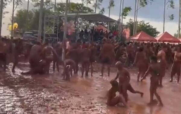 [VIDEO] El rollete fue embarrarse en la "fiesta del Tuju" para atraer la buena suerte