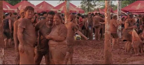 ¿Conocías la Fiesta del Tuyú? Una celebración en la que todos se divierten como niños - trece