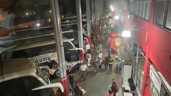Más de 100.000 pasajeros pasaron por la Estación de Buses de Asunción en Navidad - Nacionales - ABC Color