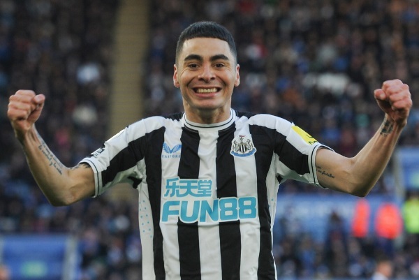 Almirón marca golazo en el reinicio de la Premier