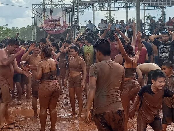 Miles de personas en la tradicional Fiesta del Tuju en Nueva Londres - Nacionales - ABC Color