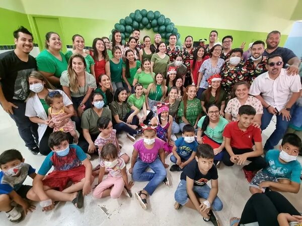 Niños y niñas del “Acosta Ñu” recibieron serenata navideña - Estilo de vida - ABC Color