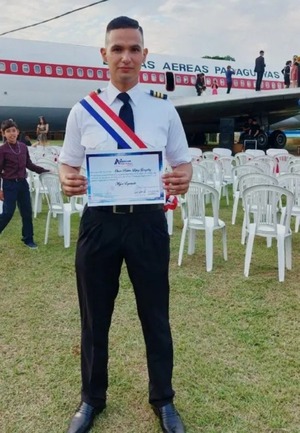 Culmina con honores curso de piloto aviador, trabajando como agente del Grupo Lince y delivery