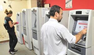 Sugieren uso de tarjetas de débito para evitar demoras en cajeros automáticos