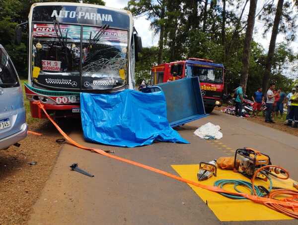 Dos muertos tras choque entre motocarro y colectivo - La Clave