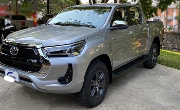 Imputan a tres hombres que tenían lujosa camioneta robada en Brasil