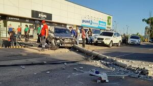 Alcoholizada atropella a peatón y tumba columna en Encarnación